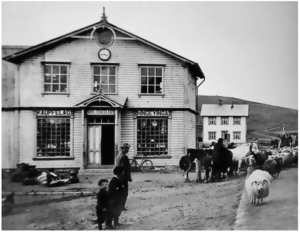 Photo taken in 1907-1910 by Eiríkur Þorbergsson, showing the storehouse of the first free trade association in Húsavík, Northern Iceland.