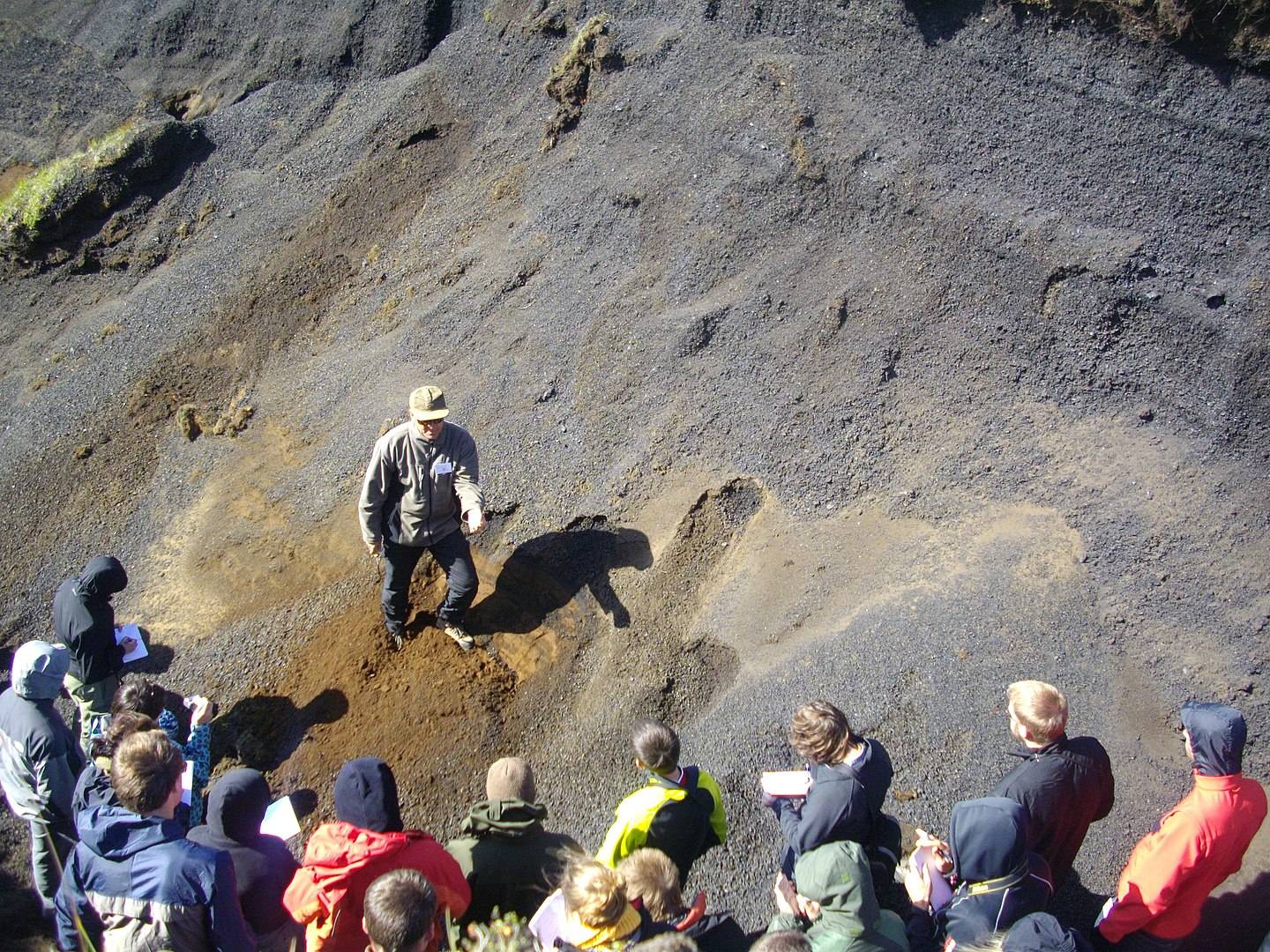 Vulcanologist Ármann showing tephra layers to exchange students at the University of Iceland